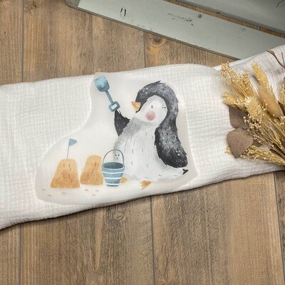 Bügelbild Pinguin im Sandkasten 18 x 16 cm (BxH) Bügelbild Pinguin im Sandkasten 18 x 16 cm (BxH)