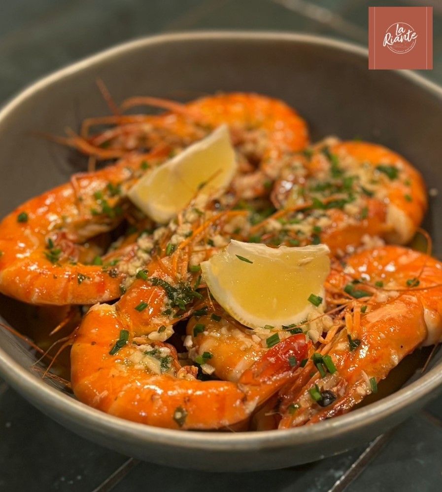 Menu Gambas au beurre à l&#39;ail servi sur réchaud - La Riante