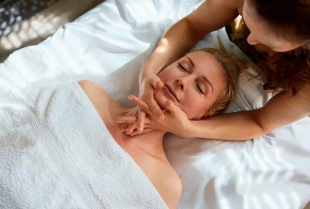 Massage facial japonais et drainage lymphatique du visage