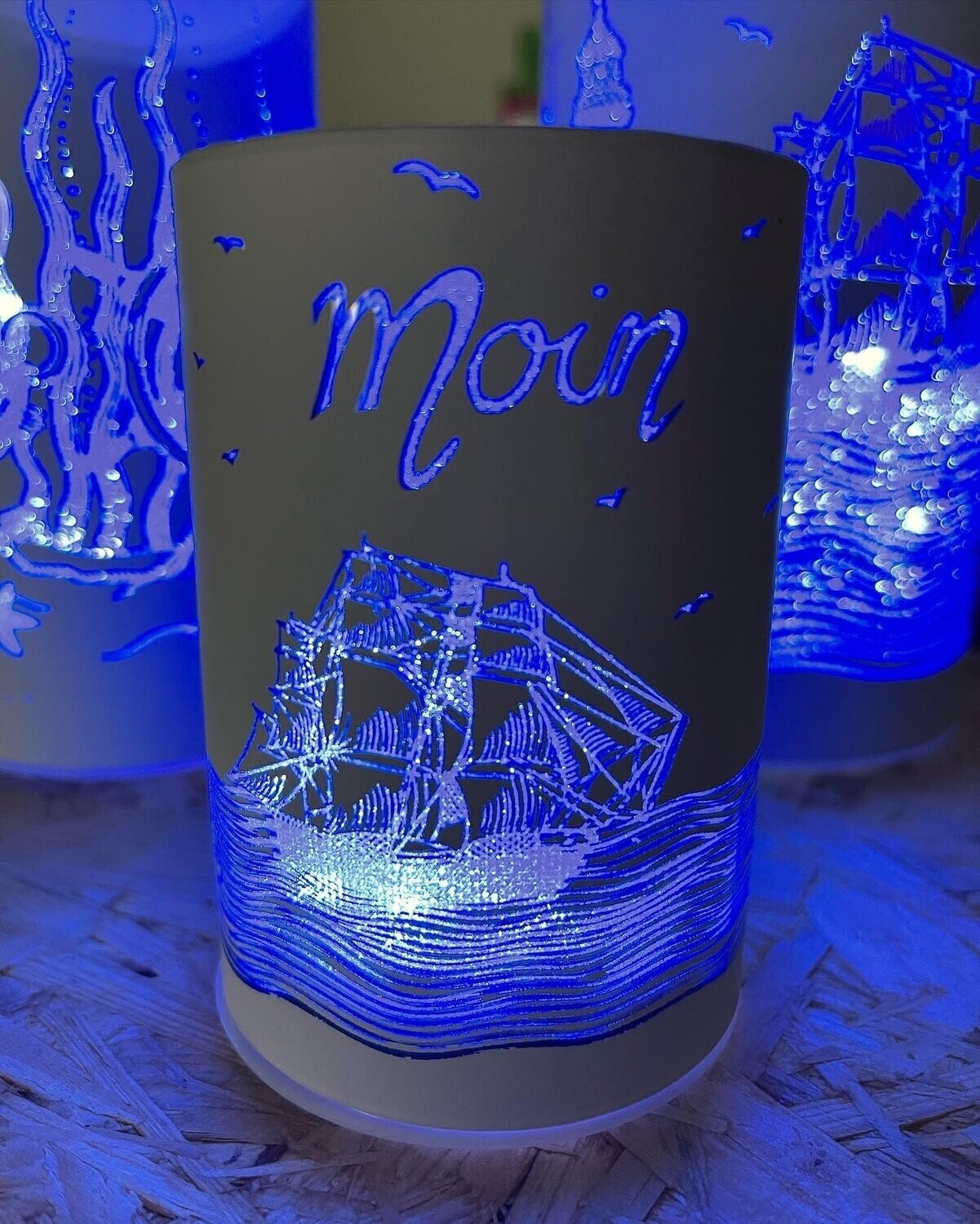 Glas Windlicht - Moin - blau Leuchtend mit LED (Batterie) - mini