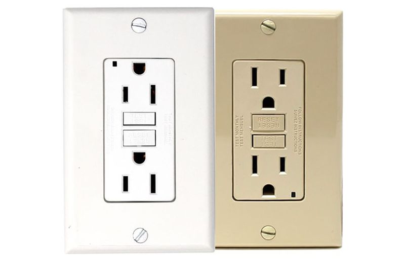 GROUND FAULT INTERRUPTER RECEPTACLE w/ PLATE
