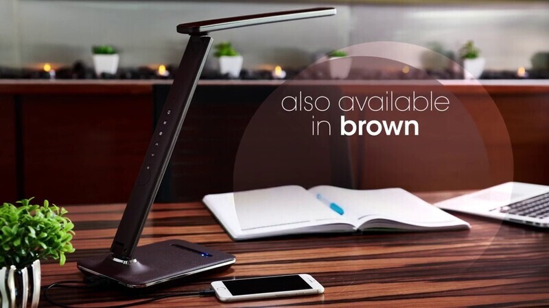 OttLite - Lámpara de escritorio LED Rise con pantalla inteligente LCD, puerto de carga USB, 3 configuraciones de brillo, 3 temperaturas de color y pantalla plegable - Negro