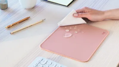 Logitech POP Silent Wireless Bluetooth Mouse (Heartbreaker Rose) + Mousepad Logitech Studio Rosado