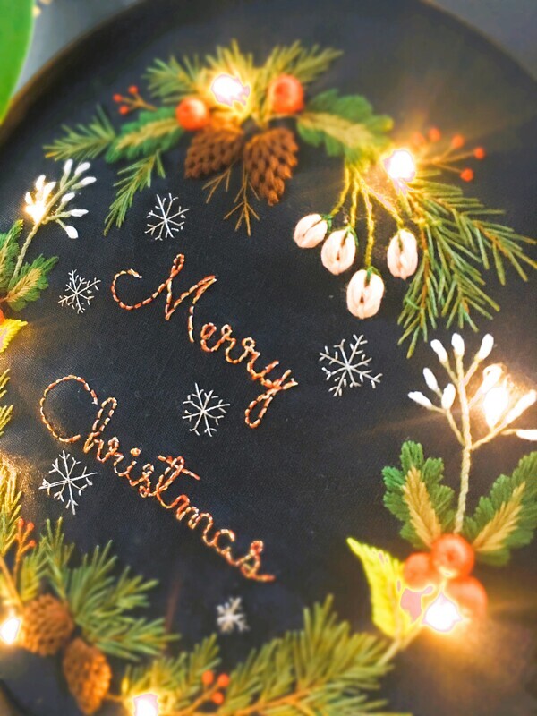 Hand Embroidered &#39;Christmas Wreath with Fairy lights&#39;  (ES-LIMITEDCM)