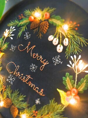 Hand Embroidered &#39;Christmas Wreath with Fairy lights&#39;  (ES-LIMITEDCM)