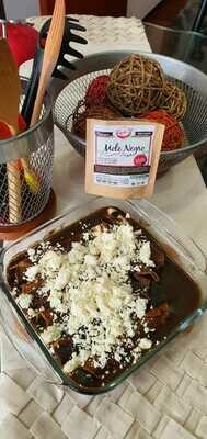 Chocolate sauce (Red mole) dish kit with beverage