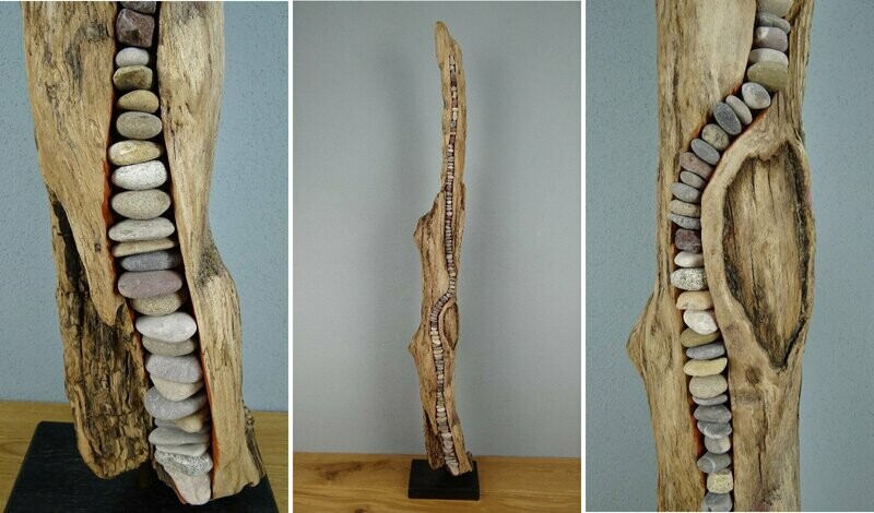 Treibholz mit Steinen