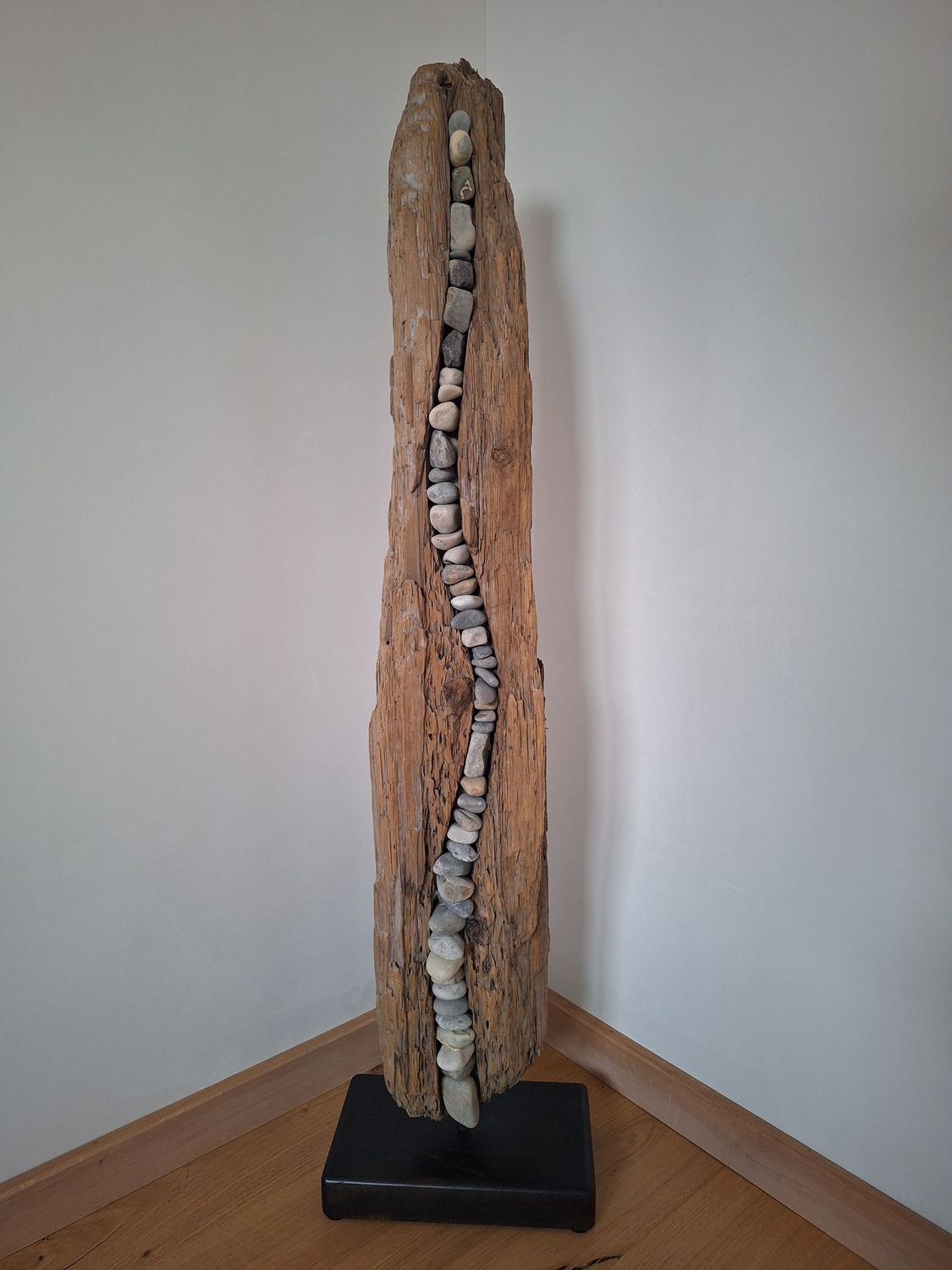 Treibholz / Schwemmholz Skulptur mit Steinen