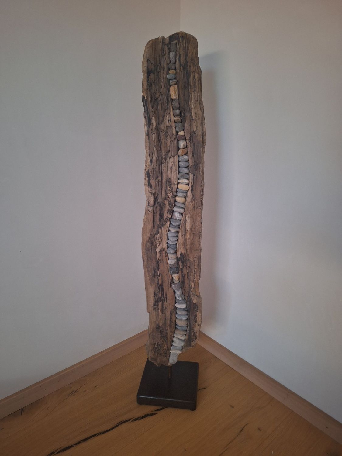 Treibholz / Schwemmholz Skulptur mit Steinen