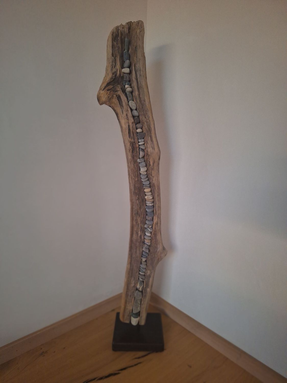 Treibholz / Schwemmholz Skulptur mit Steinen