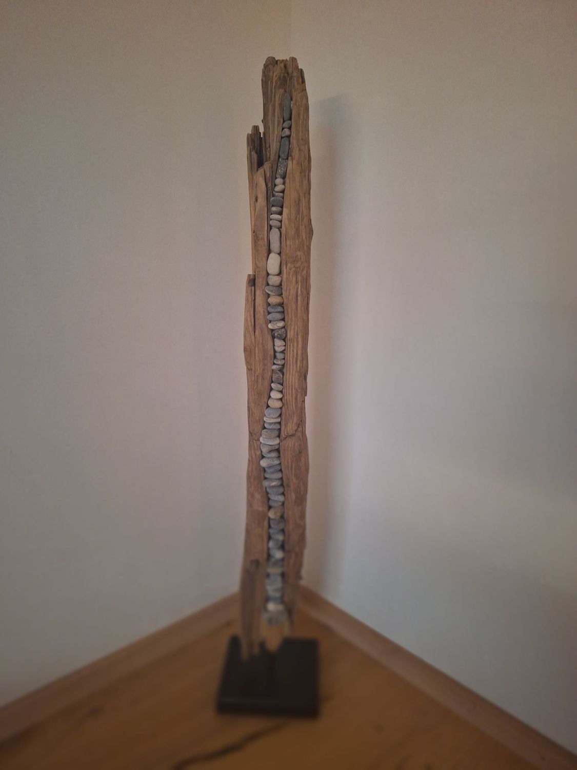 Treibholz / Schwemmholz Skulptur mit Steinen