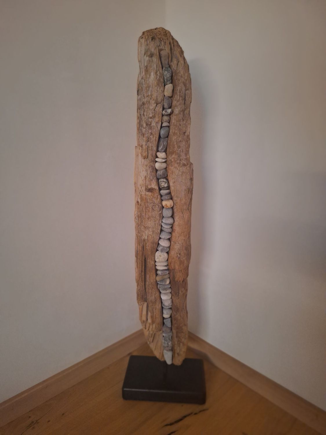 Treibholz / Schwemmholz Skulptur mit Steinen