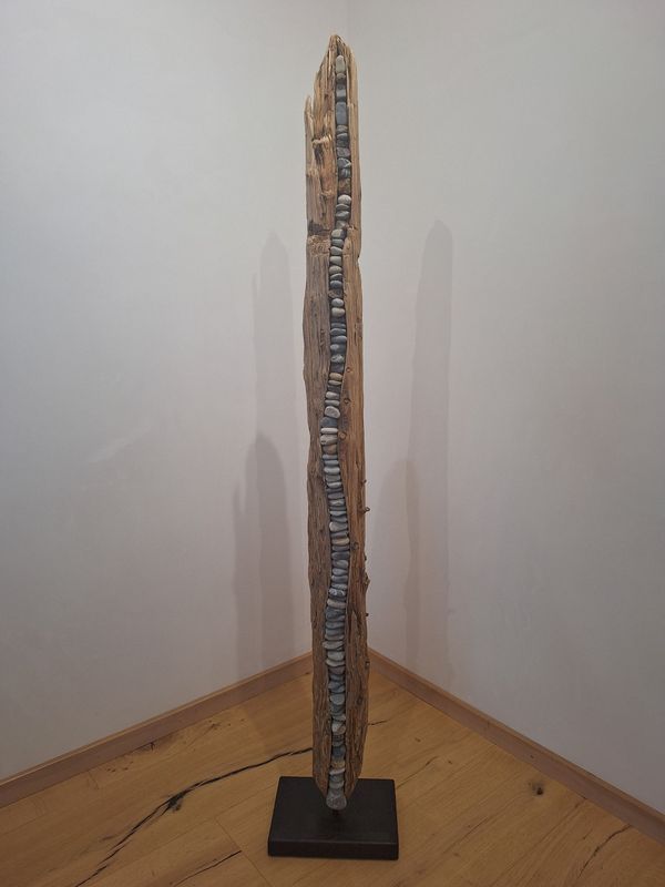 Treibholz / Schwemmholz Skulptur mit Steinen 208 Treibholz / Schwemmholz Skulptur mit Steinen 208