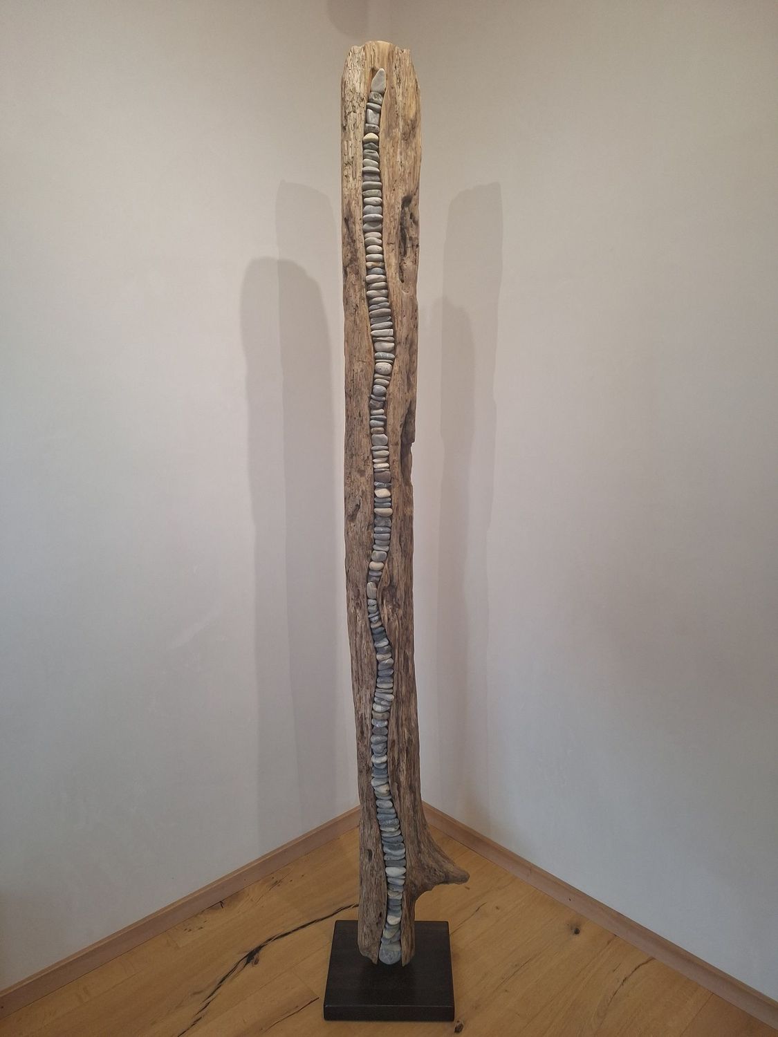 Treibholz / Schwemmholz Skulptur mit Steinen 211