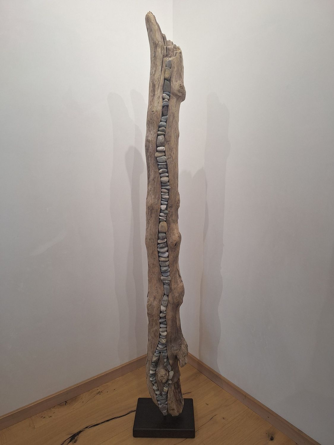 Treibholz / Schwemmholz Skulptur mit Steinen 212