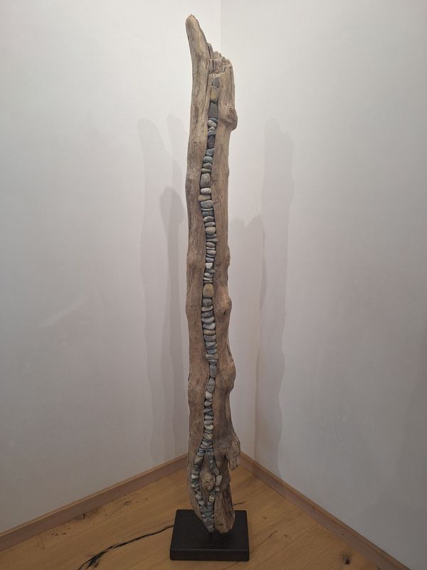 Treibholz / Schwemmholz Skulptur mit Steinen 212