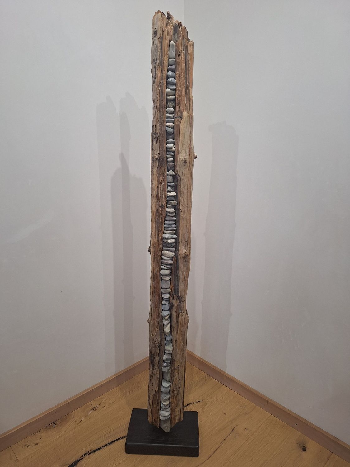 Treibholz / Schwemmholz Skulptur mit Steinen 214