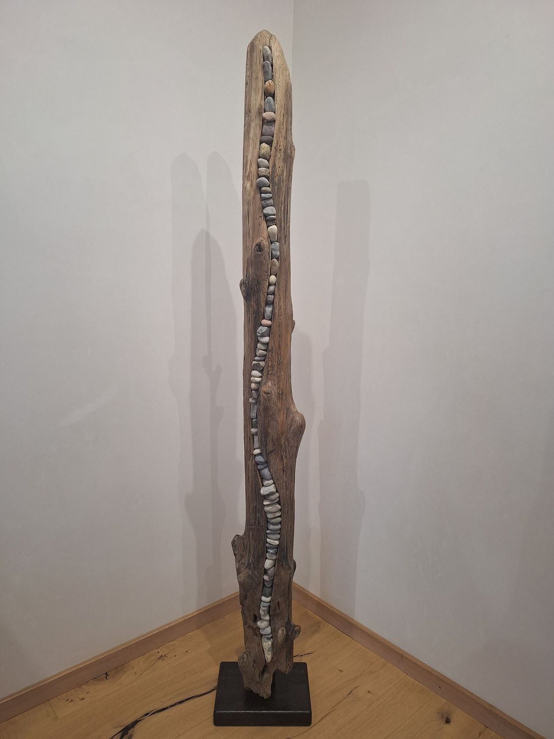 Treibholz / Schwemmholz Skulptur mit Steinen 213