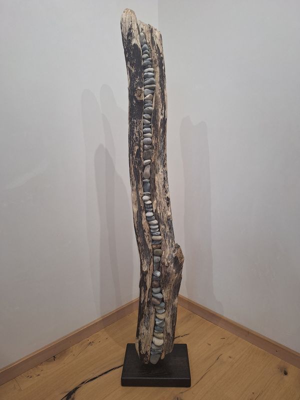 Treibholz / Schwemmholz Skulptur mit Steinen 215