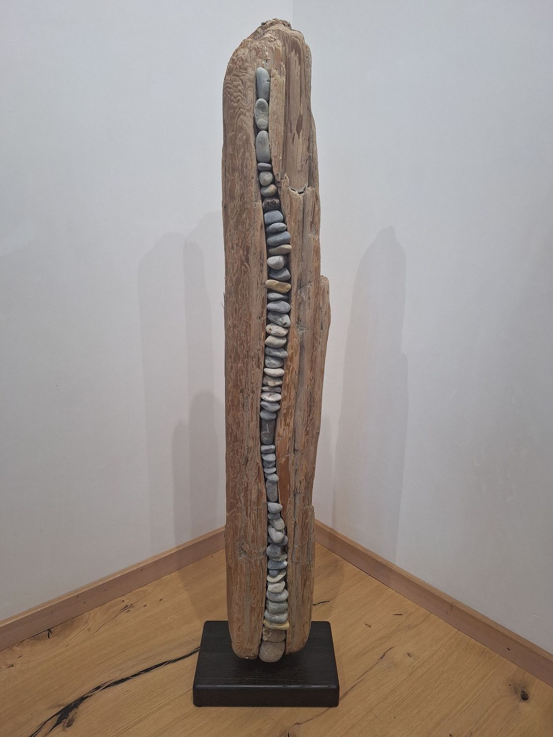 Treibholz / Schwemmholz Skulptur mit Steinen 217