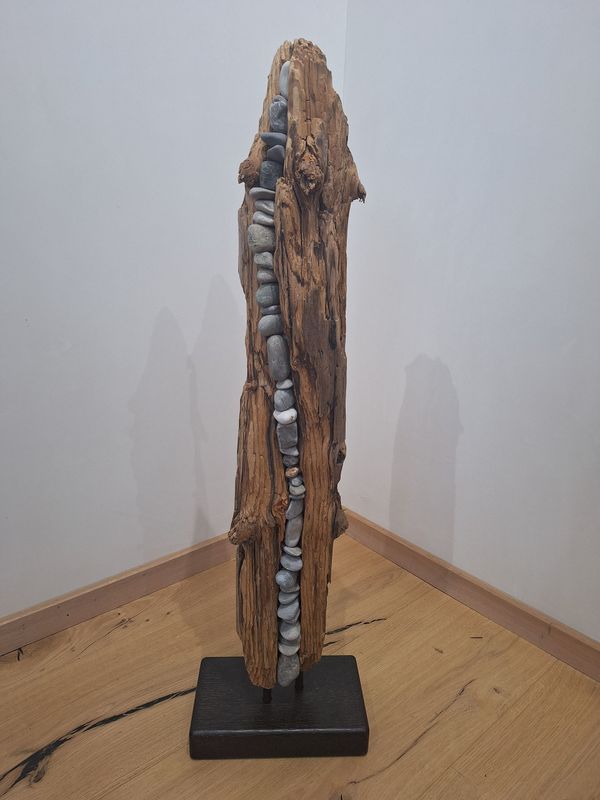 Treibholz / Schwemmholz Skulptur mit Steinen 219
