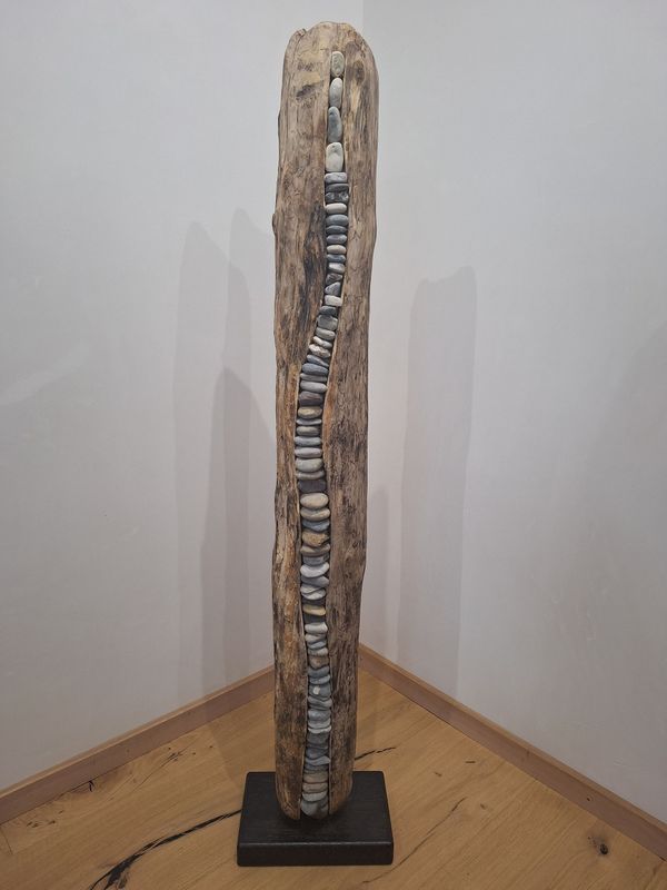 Treibholz / Schwemmholz Skulptur mit Steinen 218