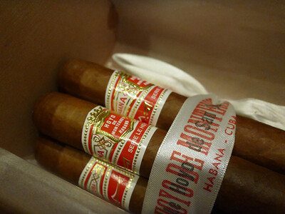 Hoyo De Monterrey le Hoyo De San Juan Singles