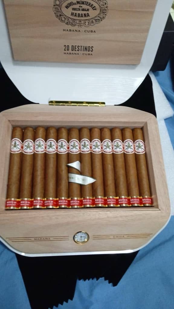 Hoyo de Monterrey Destinos travel humidor box of 20