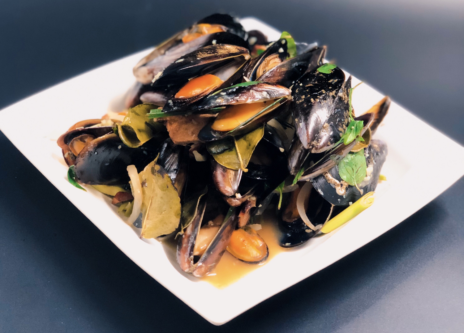 79. STEAMED MUSSELS WITH LEMONGRASS, BASIL & WINE