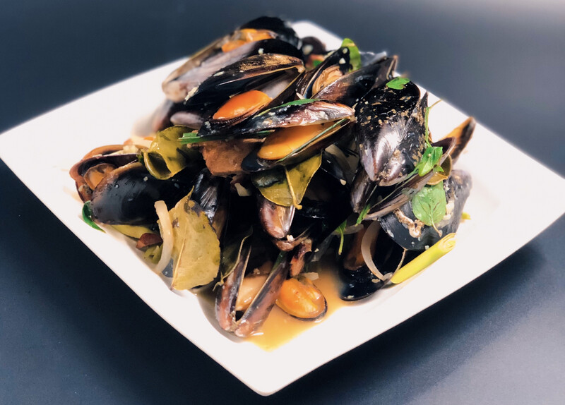 79. STEAMED MUSSELS WITH LEMONGRASS, BASIL & WINE