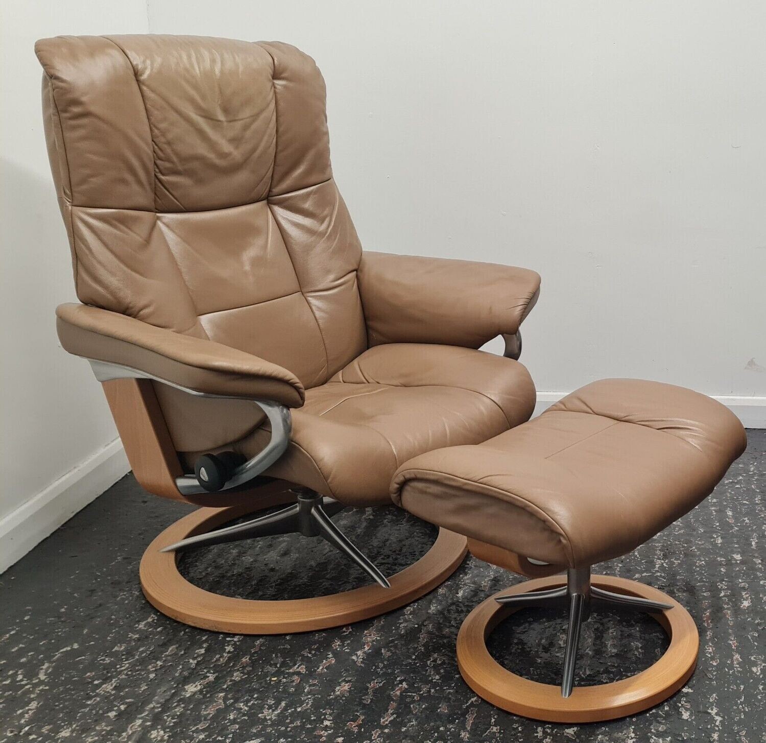 Ekornes Stressless Signature Base Leather Recliner Chair &amp; Stool Latte