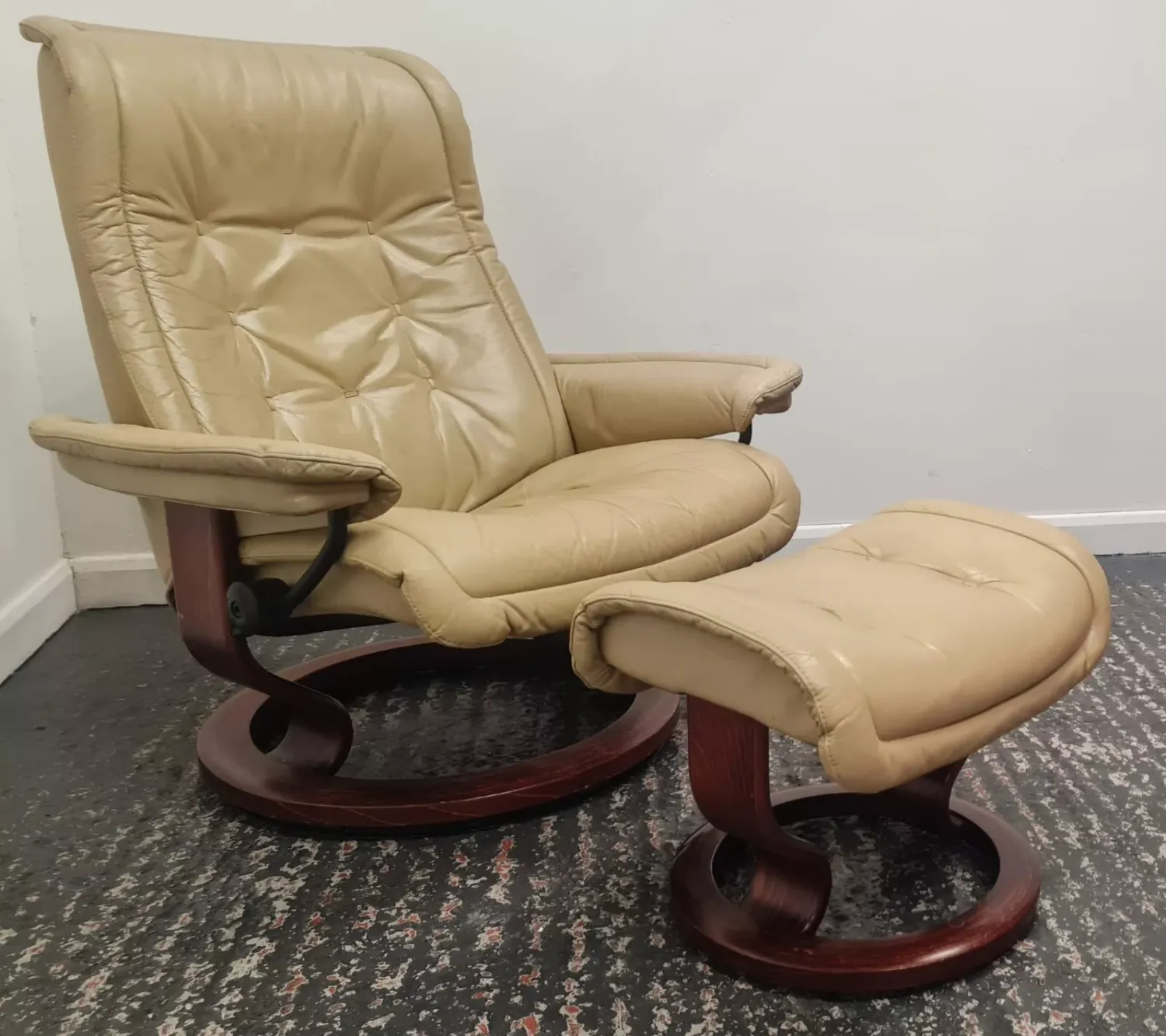 Ekornes Stressless Leather Recliner Chair and Footstool Putty 27242