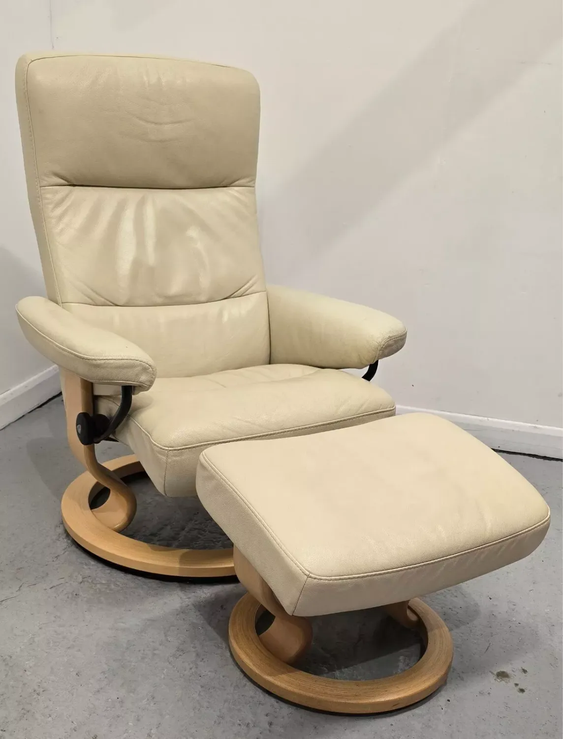 Ekornes Stressless Leather Recliner Chair &amp; Footstool Cream