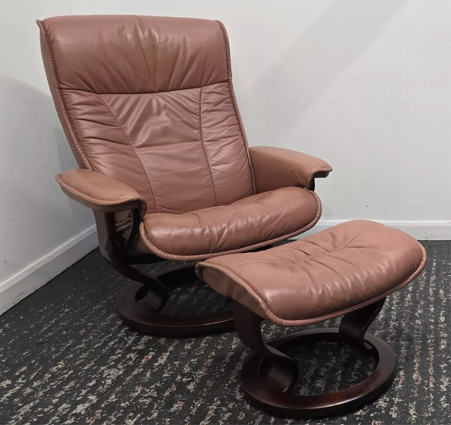 Ekornes Stressless Leather Recliner Chair salmon
