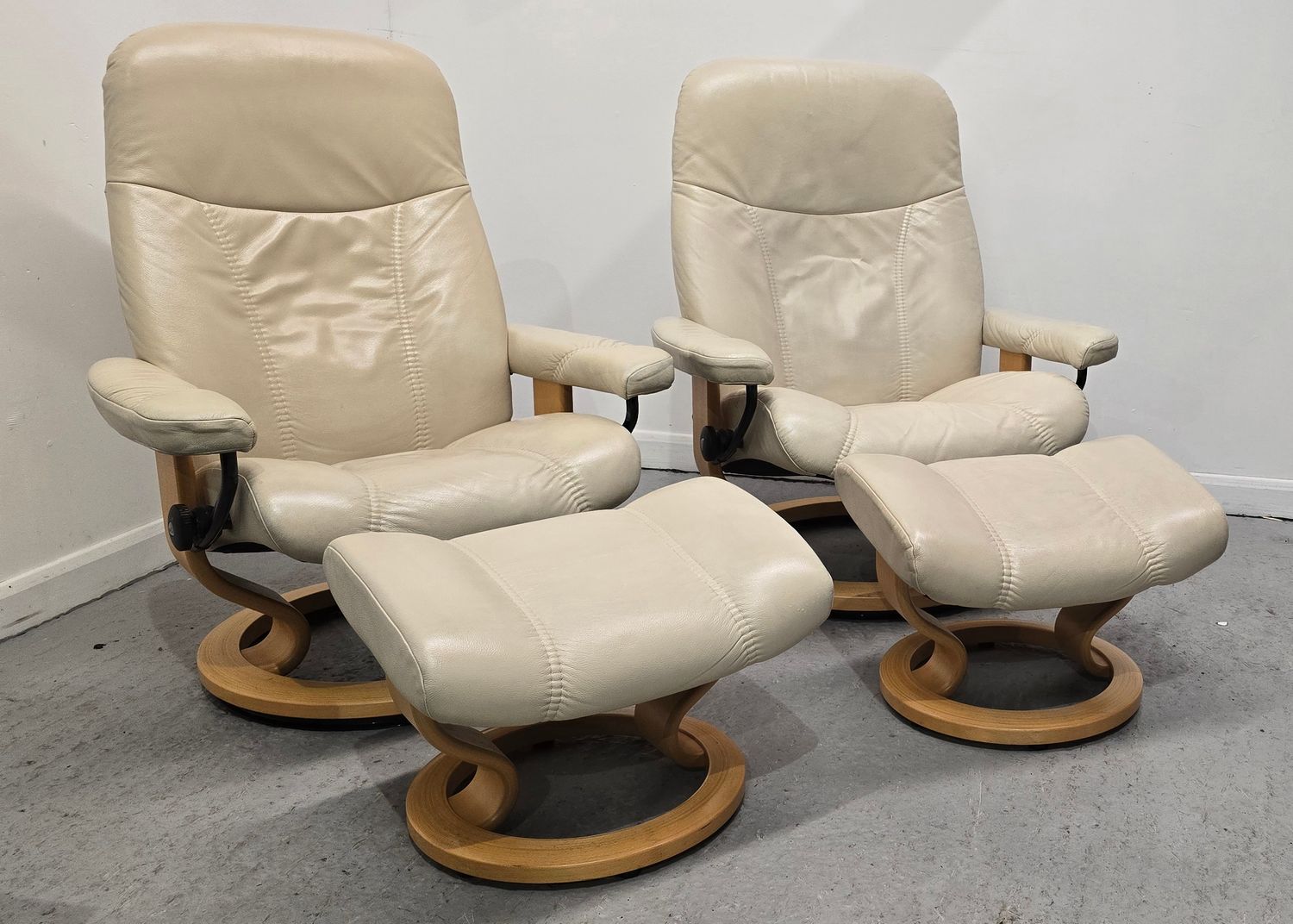 Ekornes Stressless 2 x Leather Recliner Chairs &amp; Footstools Cream