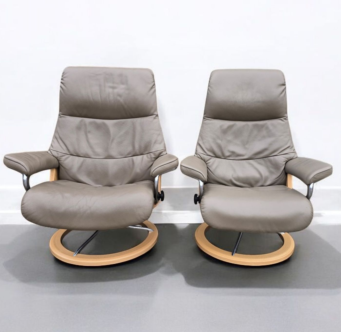 2 x Ekornes Stressless Signature Leather Swivel Recliner Chairs