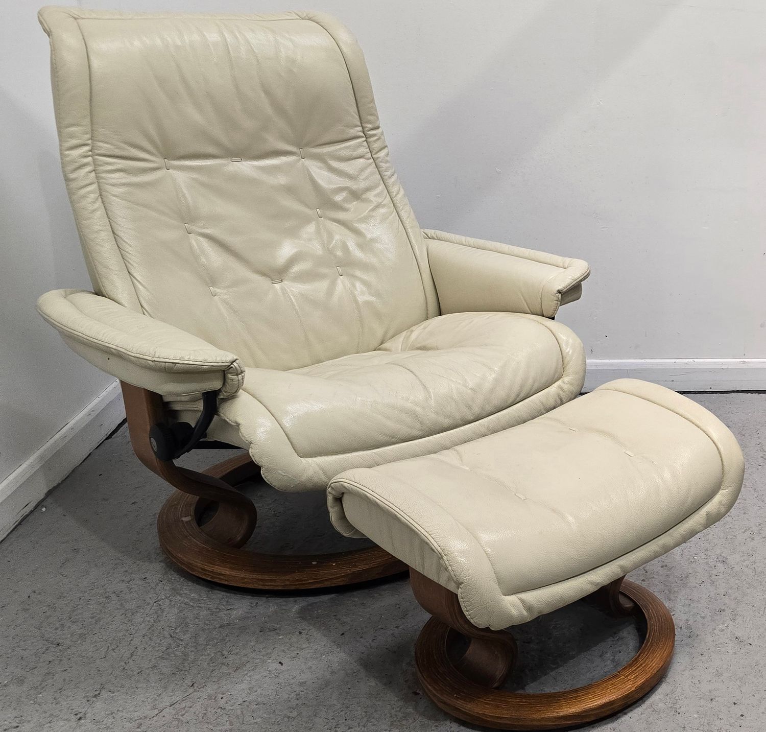 Ekornes Stressless Recliner Swivel Leather Chair &amp; Footstool Cream