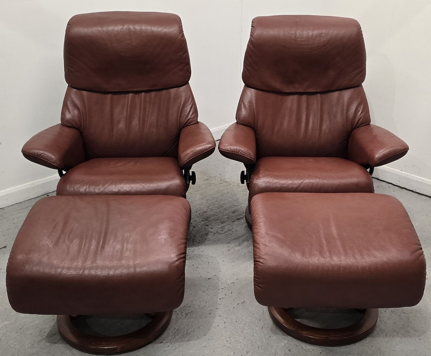 Ekornes Stressless 2 x Spirit Leather Recliner Chairs &amp; Footstools