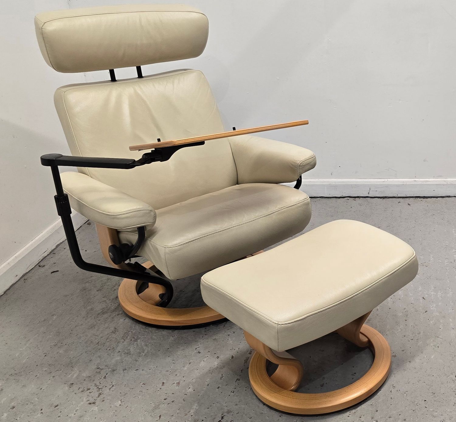 Ekornes Stressless Leather Recliner Chair, Footstool &amp; Table