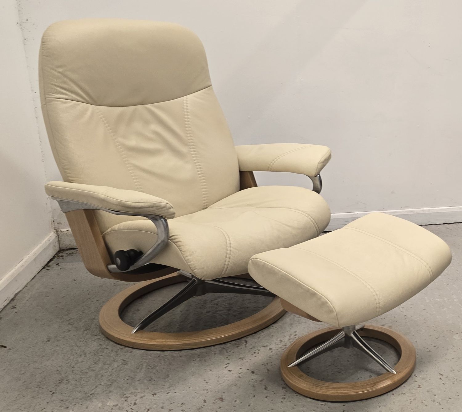 Ekornes Stressless Signature Base Leather Recliner Chair &amp; Footstool