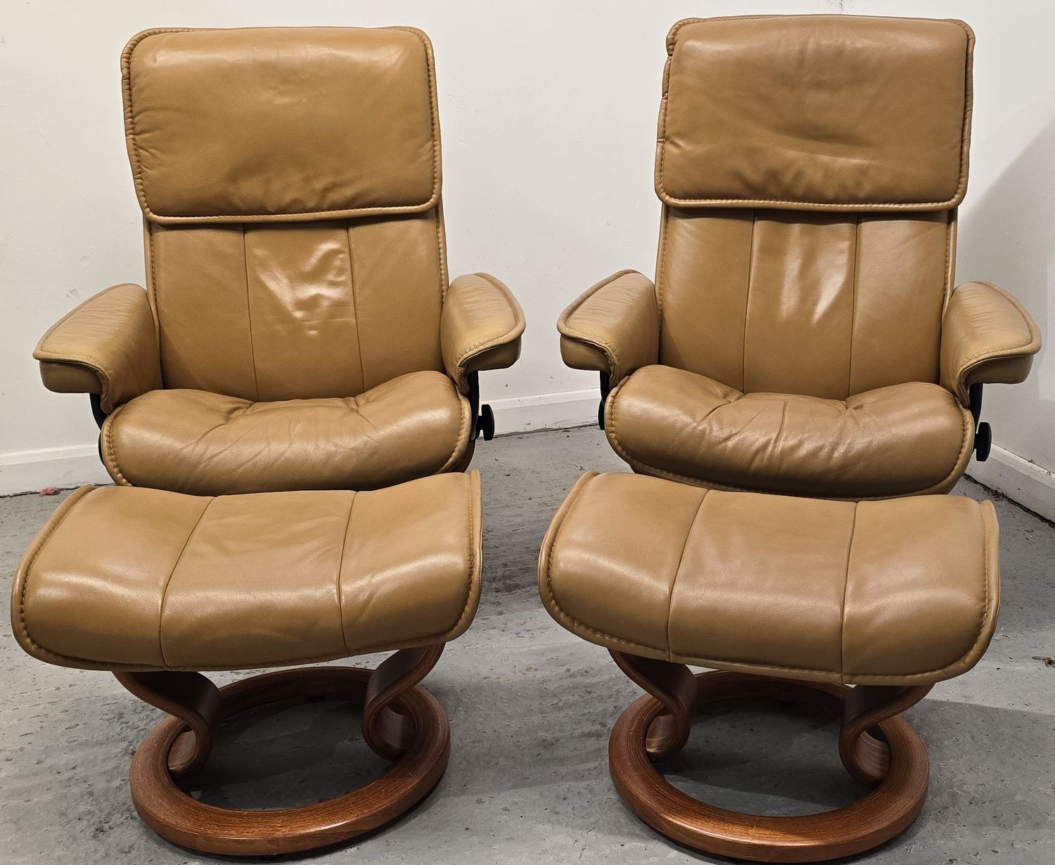 Ekornes Stressless 2 x Leather Recliner Chairs &amp; Footstools