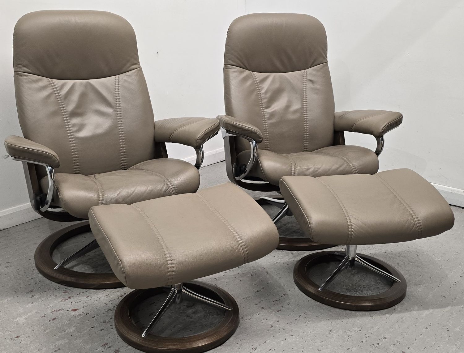Ekornes Stressless 2 x Signature Base Leather Recliner Chairs &amp; Stools