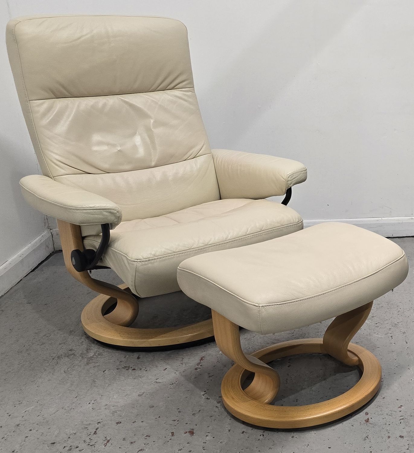 Ekornes Stressless Leather Recliner Chair &amp; Footstool Cream