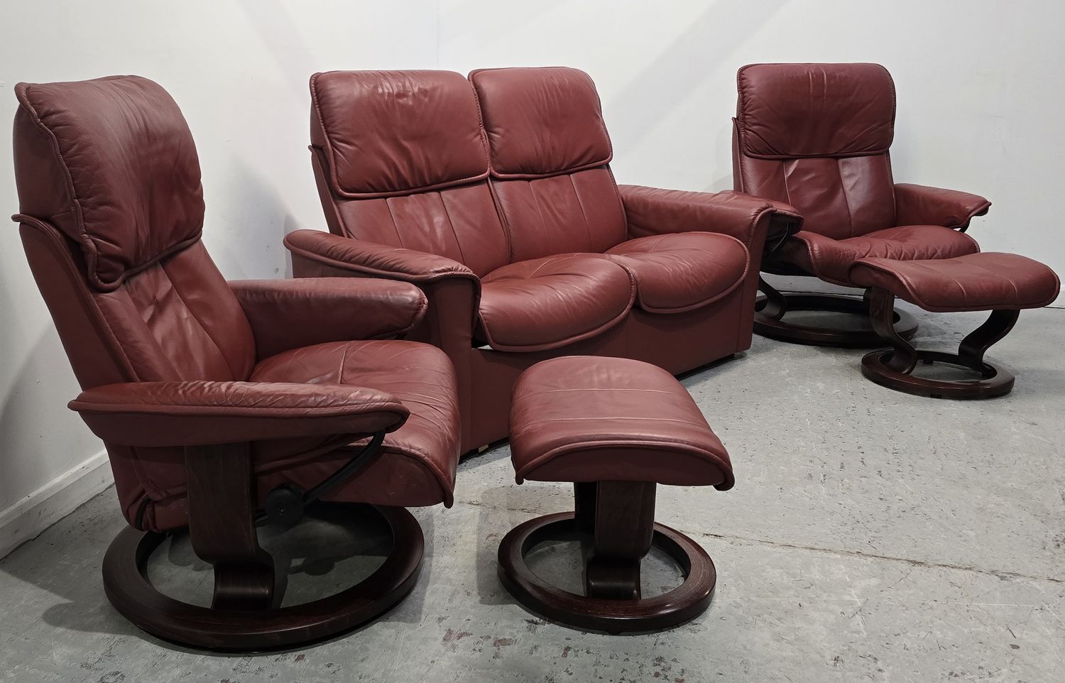 Ekornes Stressless Leather 2 Seater Reclining Sofa &amp; 2 Chairs With Stools