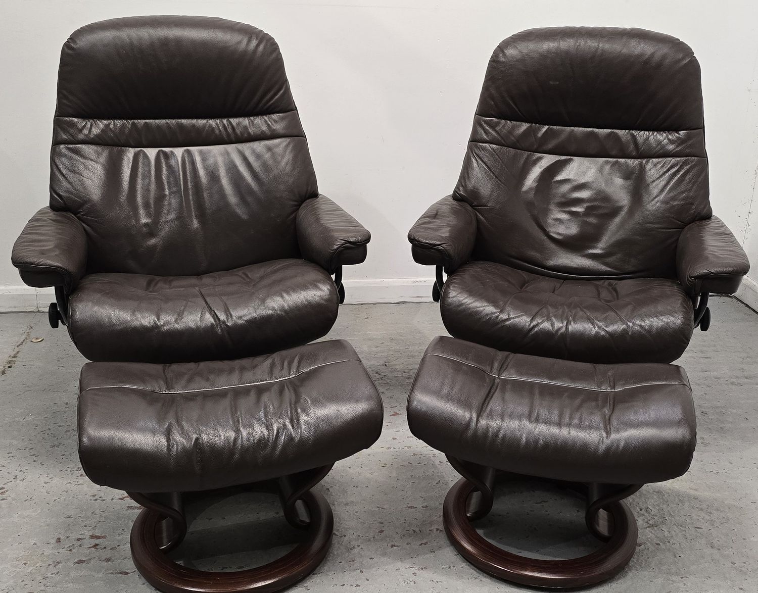 Ekornes Stressless 2 x Leather Recliner Chairs &amp; Footstools