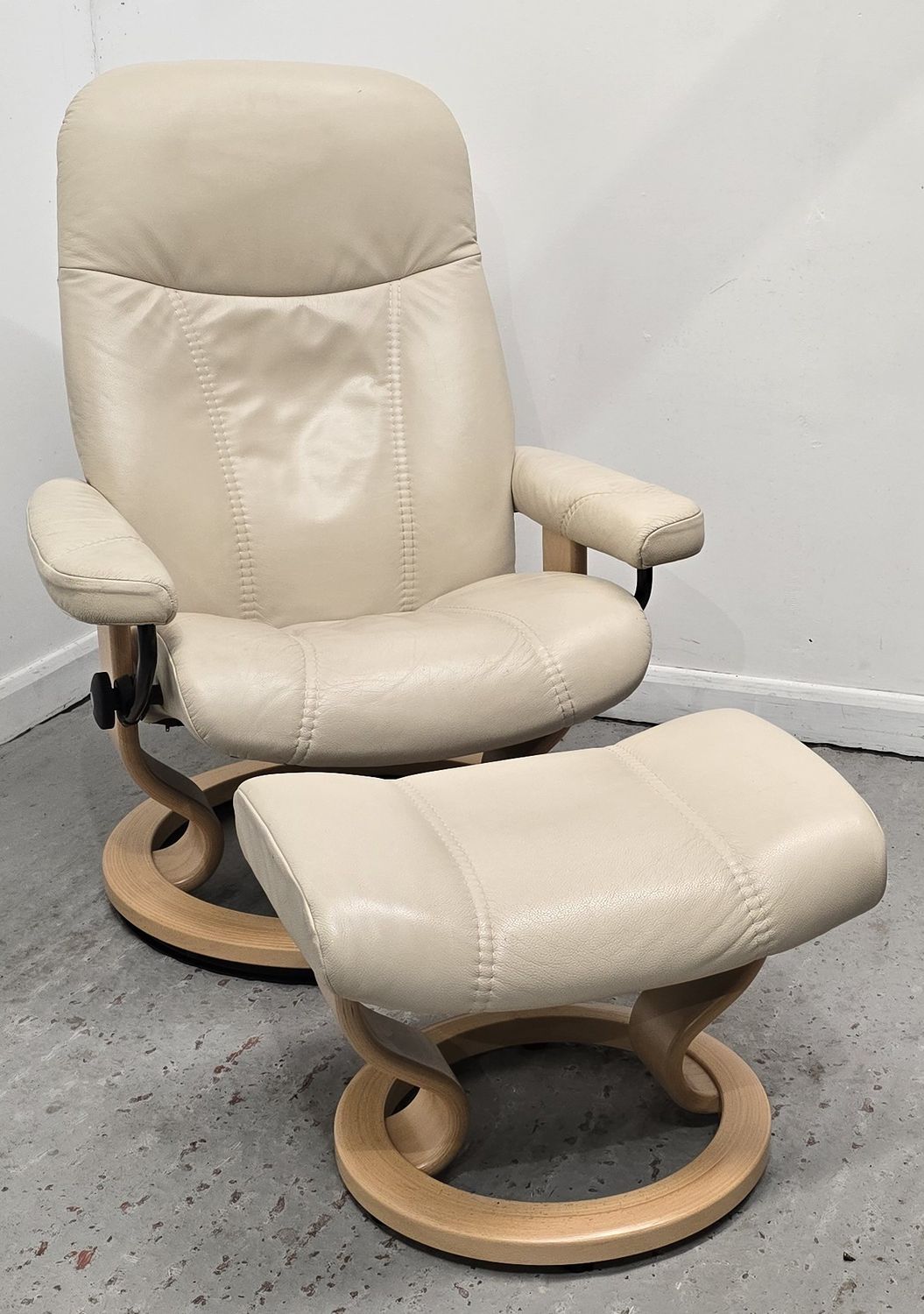 Ekornes Stressless Leather Recliner Chair &amp; Footstool Cream