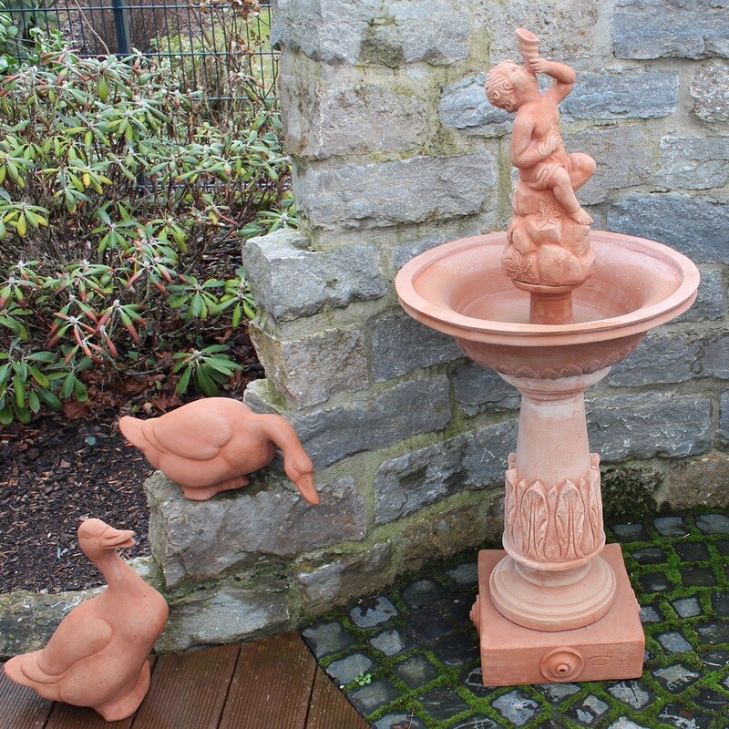 Brunnen mit Jungen, Ø 48, Gesamthöhe 112 cm