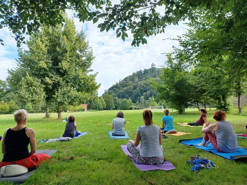 Herzöffnende Yogastunde im Nassauer Park