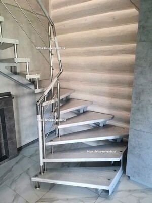 Косоурно-больцевая лестница в бревенчатом доме