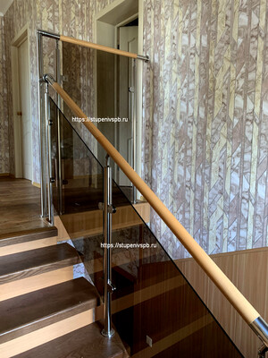 Облицовка лестницы и перила со стеклом
